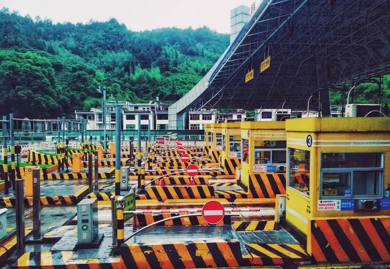 3月2日，男子下高速显示高速费83990元，收费员震惊：你有没有绕路？男子：8万