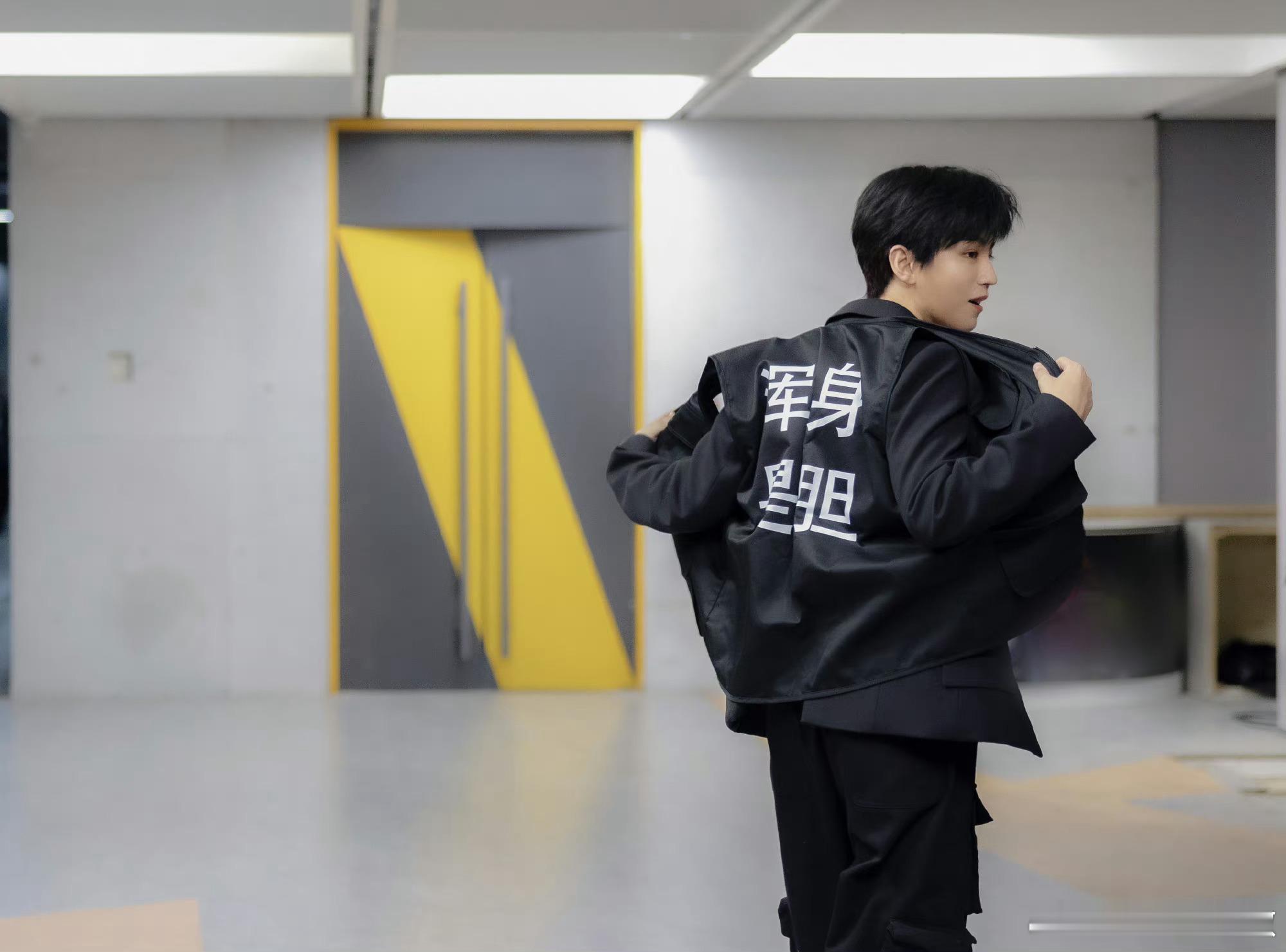 穿“哥哥我怕”站王俊凯身边，王俊凯新综艺《盒子里的猫》拍摄高清图，期待！！！[打