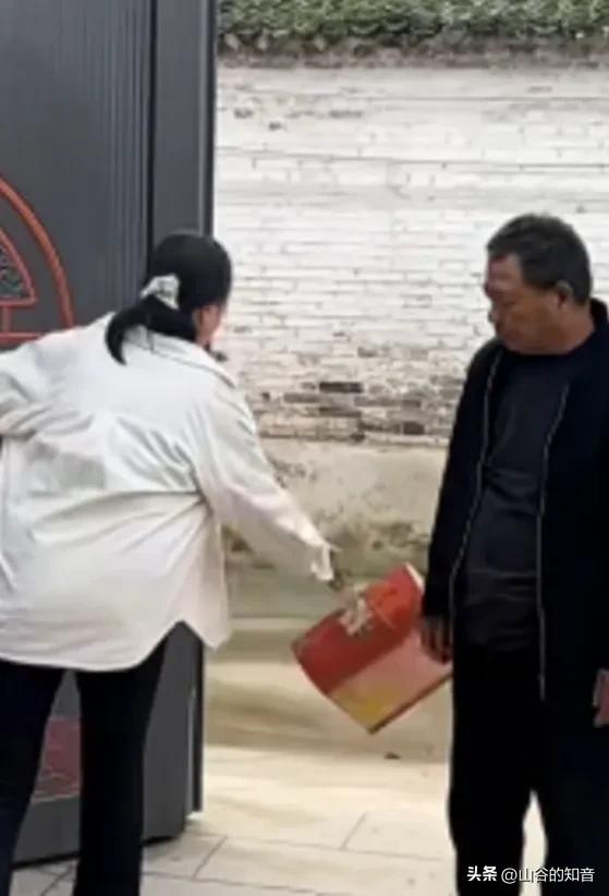 泪酸，父亲房屋改迁，赔了180万，女儿想给父亲借点，遭到父亲拒绝后，女儿怀恨在心