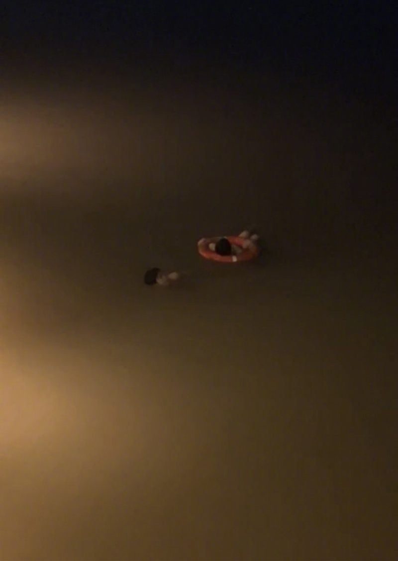 #2男子深夜循哭声救起2名溺水女子#【潮州两男子深夜听到哭声后合力救起两名溺水女