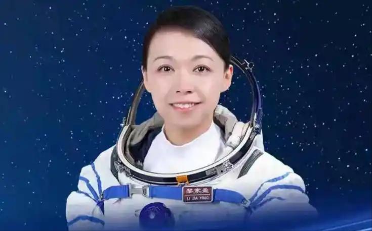 谁能想到，一个在香港警队干了十几年的女博士，44岁这年居然冲上了太空？ 

5月
