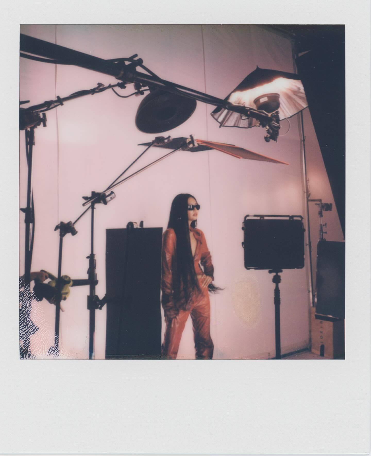 Jennie x Ray-Ban 花絮里也是女王🫶 