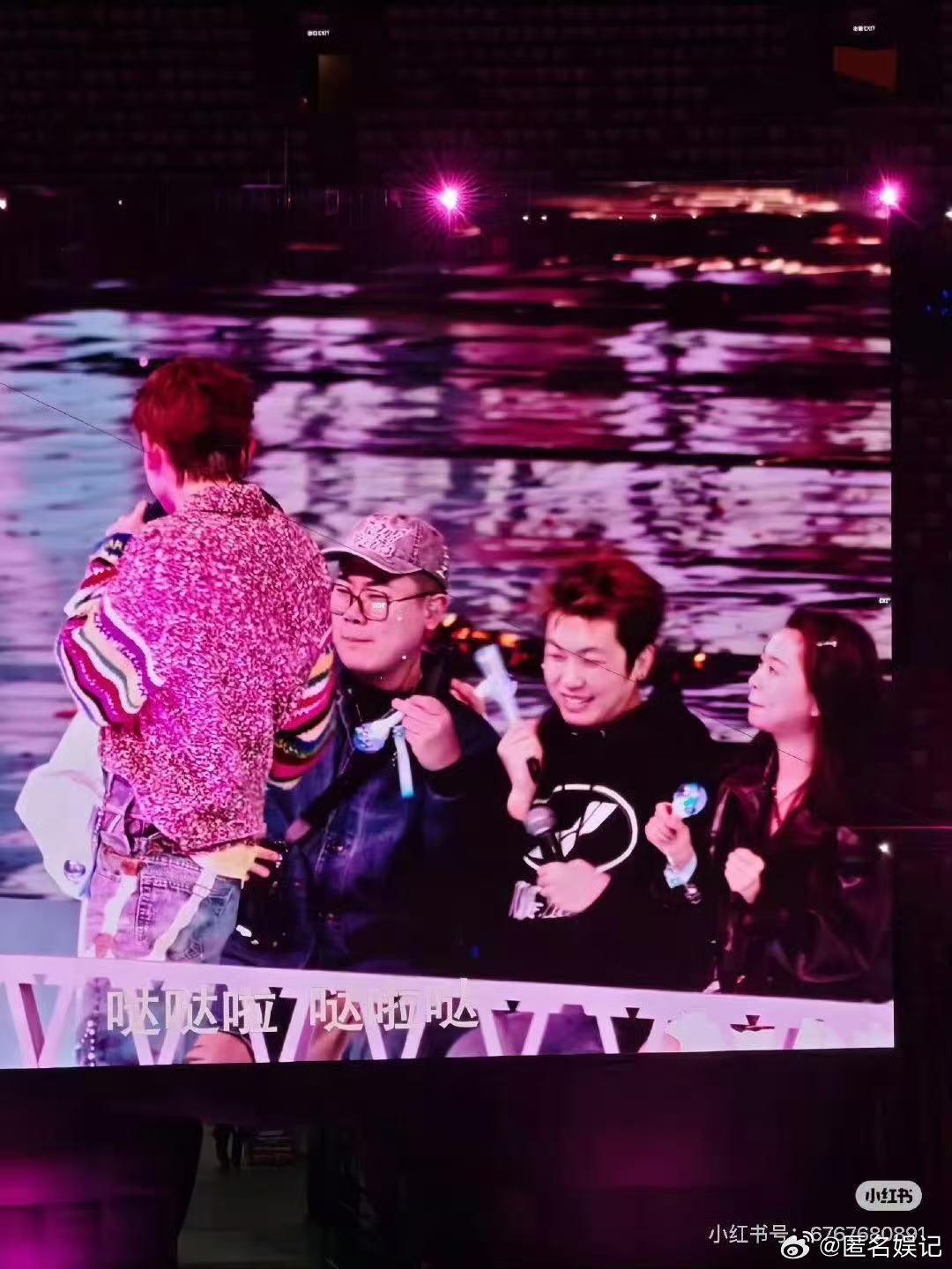 喜人在张杰鸟巢演唱会团建之前还在线打 call，如今喜人直接来张杰鸟巢演唱会团建