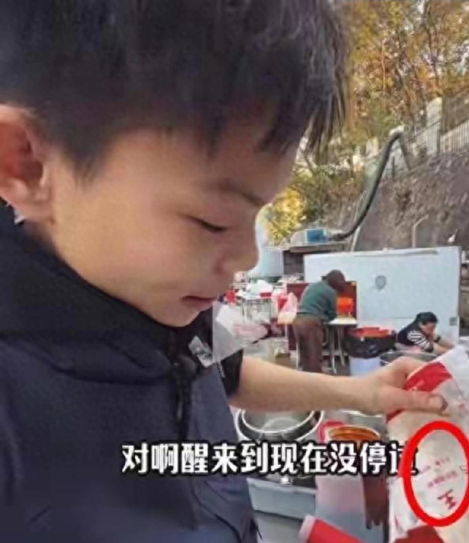 16岁烤鸡少年因使用“肉宝王”调味引发争议，真相如何？
16岁烤鸡少年小陈因使用