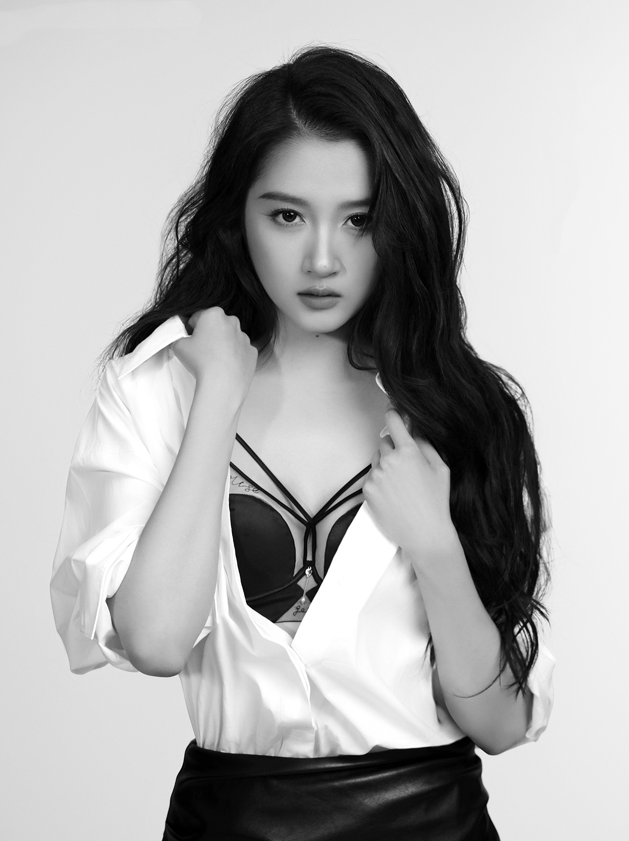 关晓彤，黑白质感代言穿搭精选，大长腿真的好绝。关晓彤