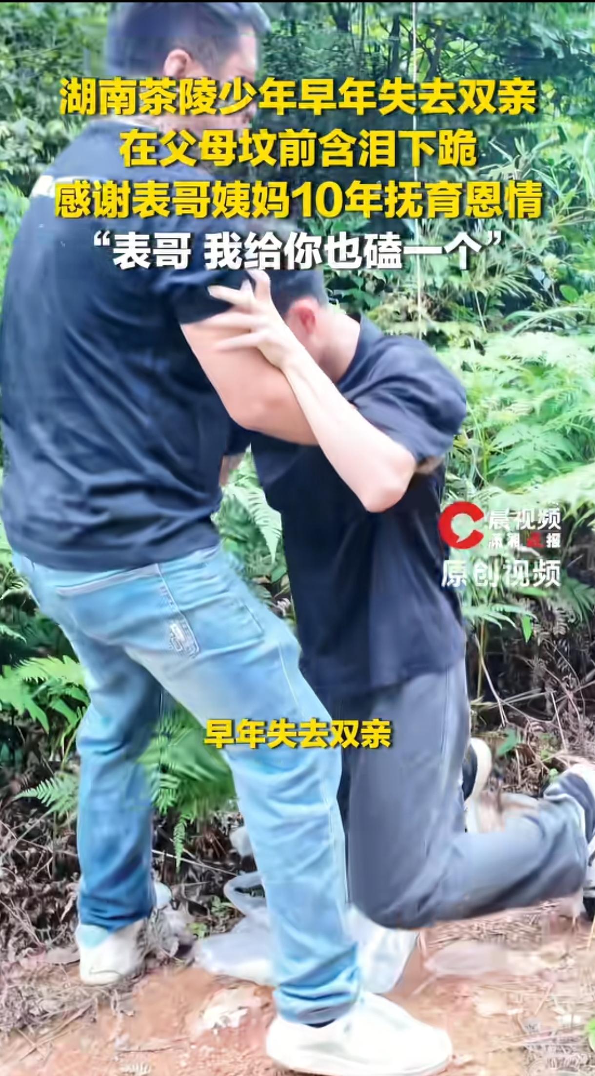 9岁，没爹。9岁，没妈。亲戚们一听要收养，全摆手说养不起。一个42岁的女人躺在病