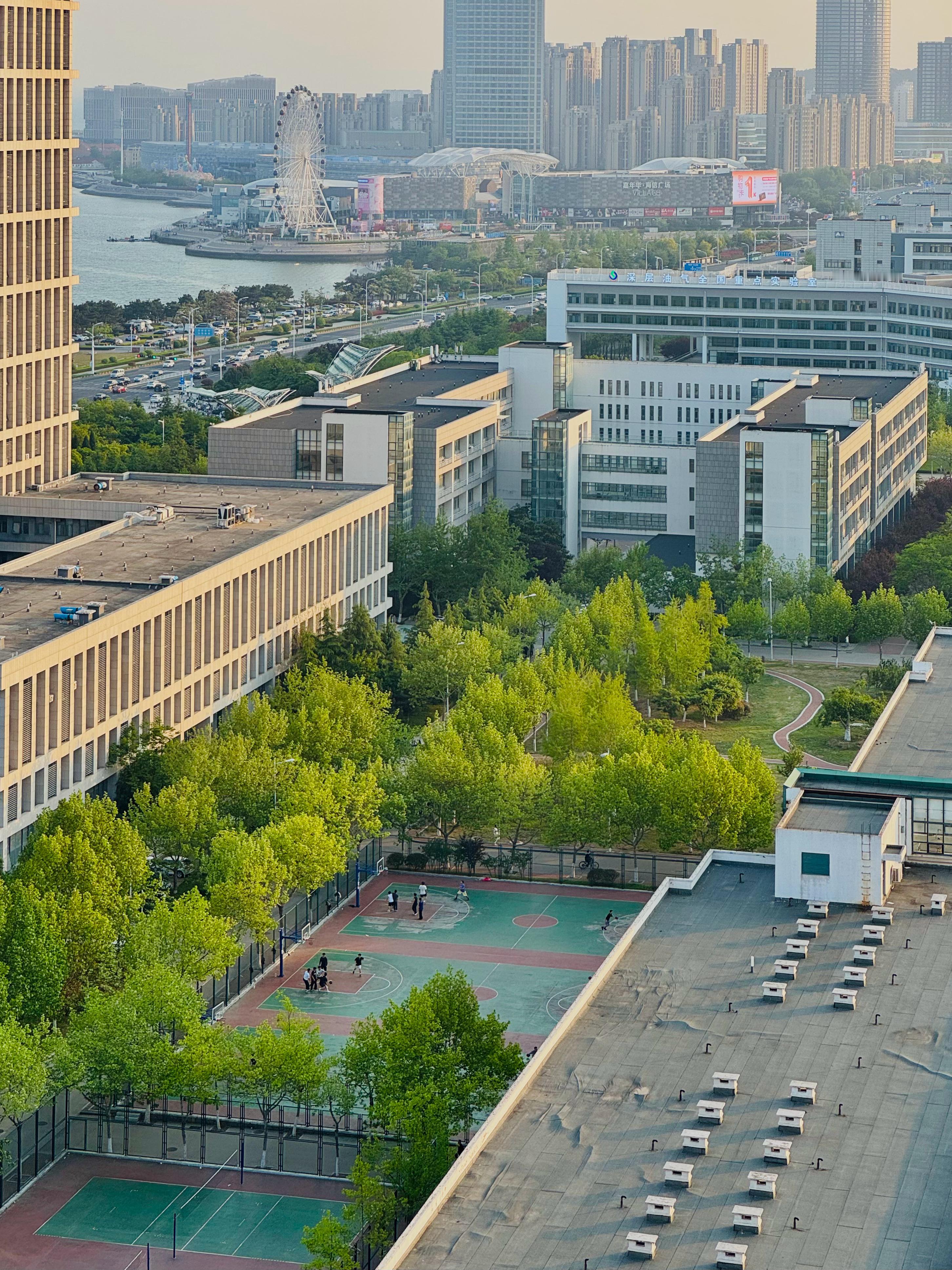 如果不是昨晚下班后在海边球场崴了脚…… 青岛·中国石油大学(华东)