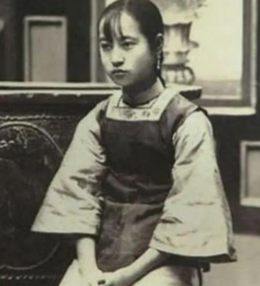 1904年，通房丫李氏，站着侍奉丈夫与正妻长达33年。这日，她正在盛饭。谁知，管