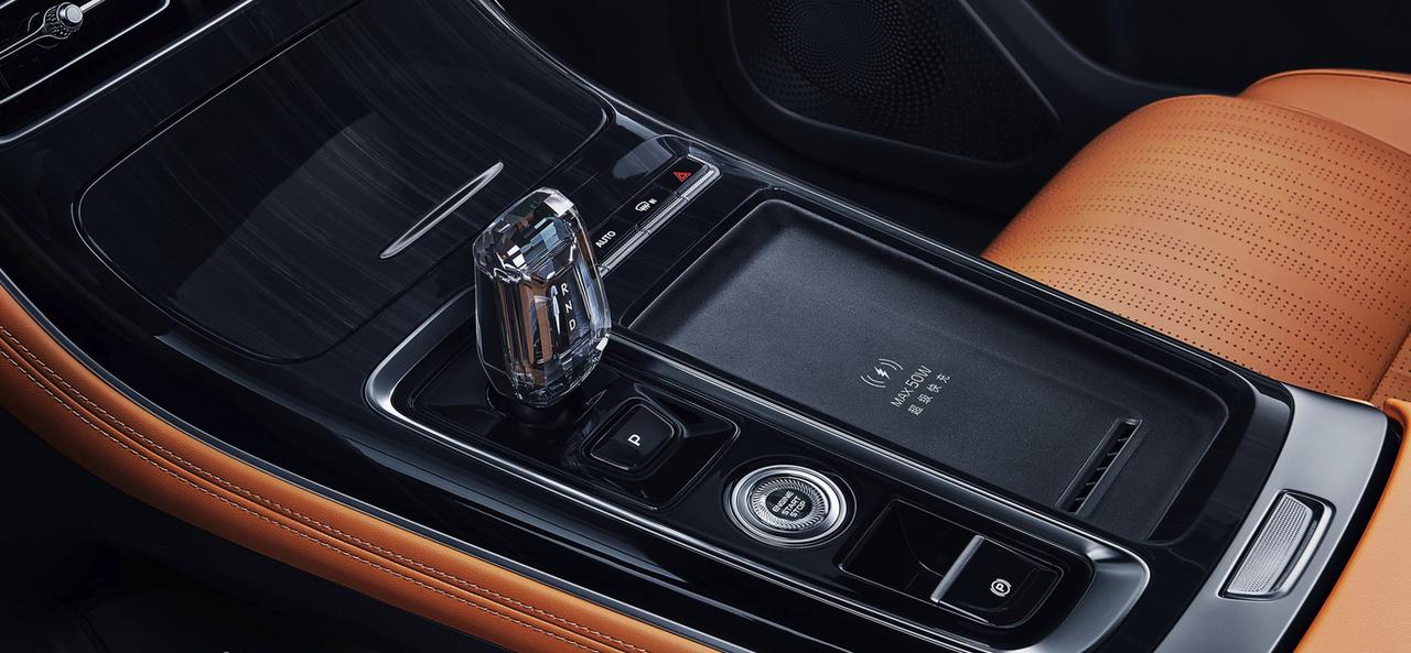 博越L二手行情：销量冠军背后的“价格腰斩”，现在入手正是好时机
2月燃油SUV销