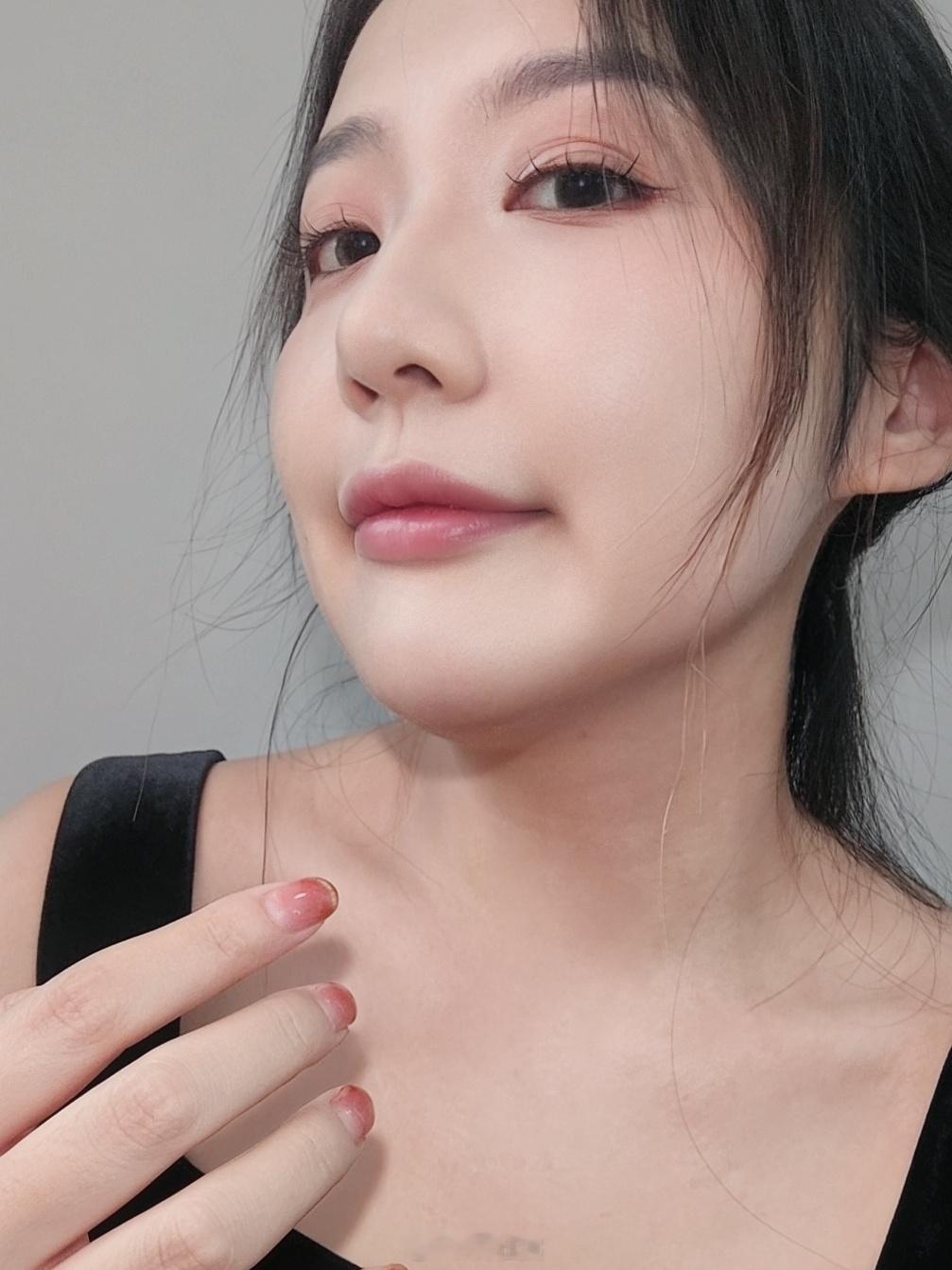 天气热到美美妆造拍摄都懒得自拍留下两个奇怪角度抓拍，以及因为造型师项链不是好材质