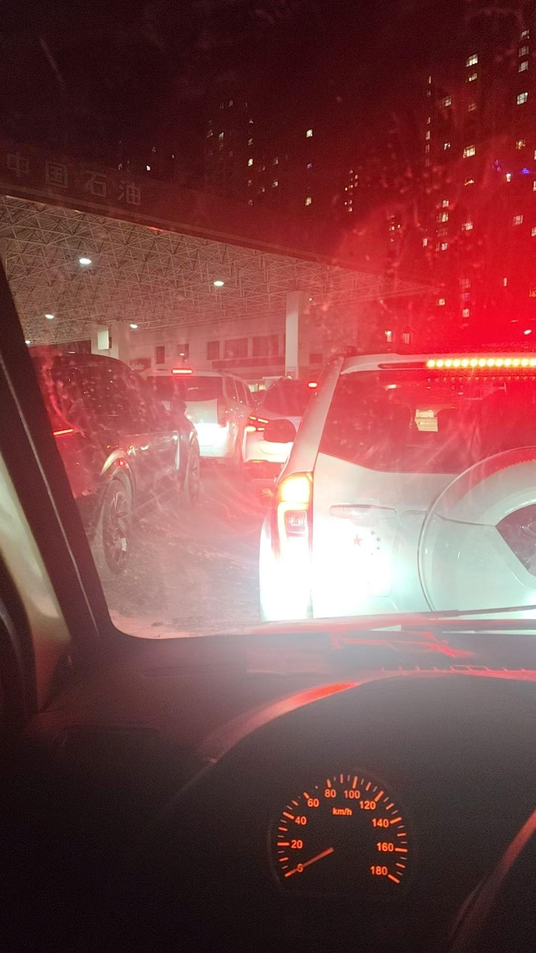 全国人民都知道汽油过了今天晚上要涨价了，看看加油站的人多不多。

反正我也知道汽