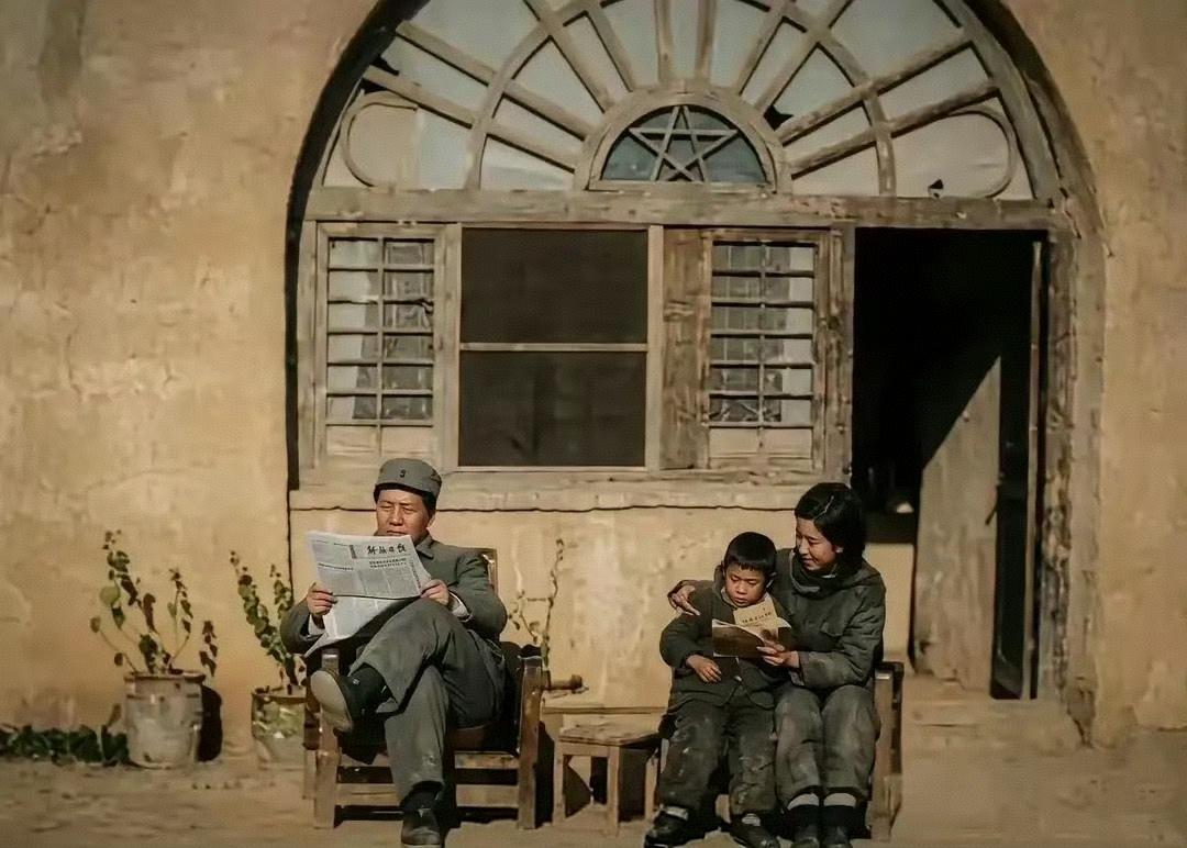 1940年，延安杨家岭的早晨，毛主席在窑洞前看报纸。