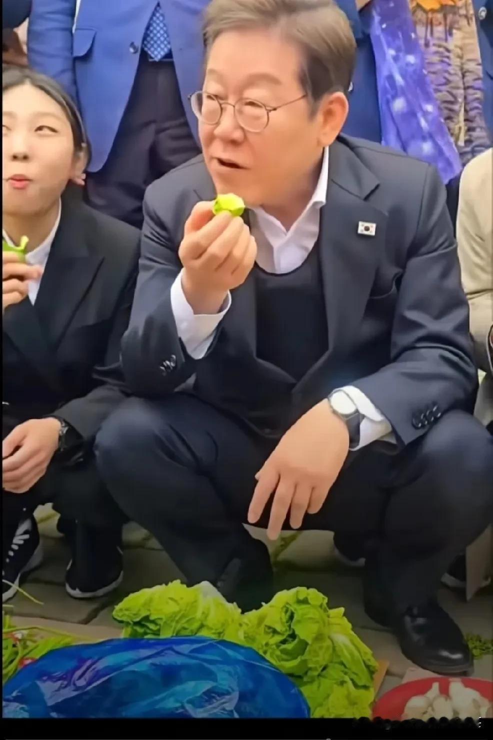 李在明去田间与民一起耕种，一起吃饭，简单的与民交往图，给了农民安居乐业的希望，李