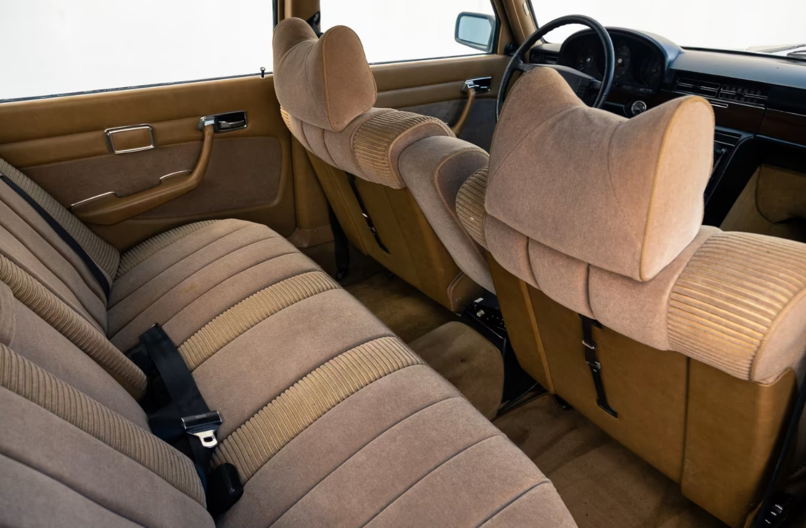 防弹车 1974 Mercedes-Benz 350SE防弹车，看玻璃厚度再结合