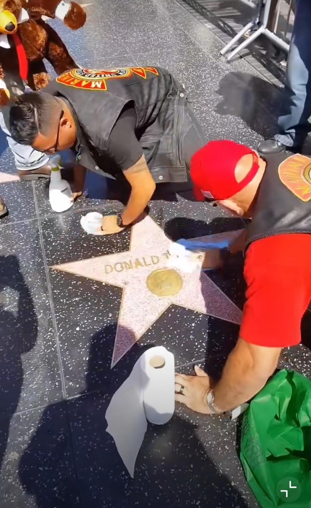 哪里都有舔狗！
好莱坞的溜胱大道上，各地赶来的红脖子们用清洁剂、毛巾、擦屁股纸把