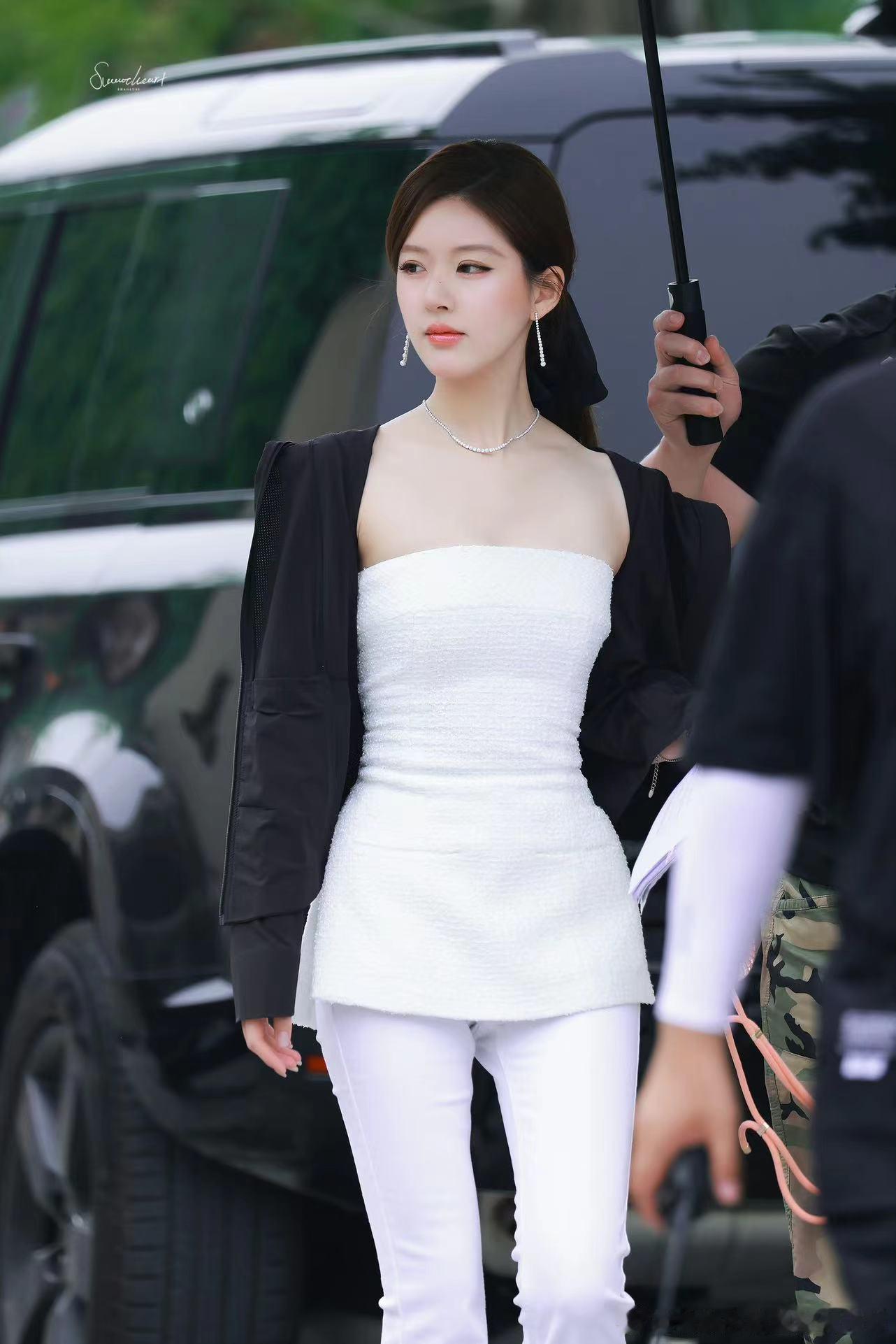 #赵露思双开门坎肩##赵露思坎肩西装# 赵露思的双开门坎肩西装穿搭，为我们展示了