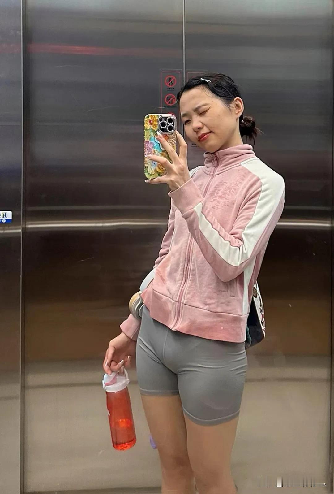 在电梯里，我对着镜子自拍。那一刻，灯光柔和，心情舒畅。这瞬间是生活中的小确幸，值