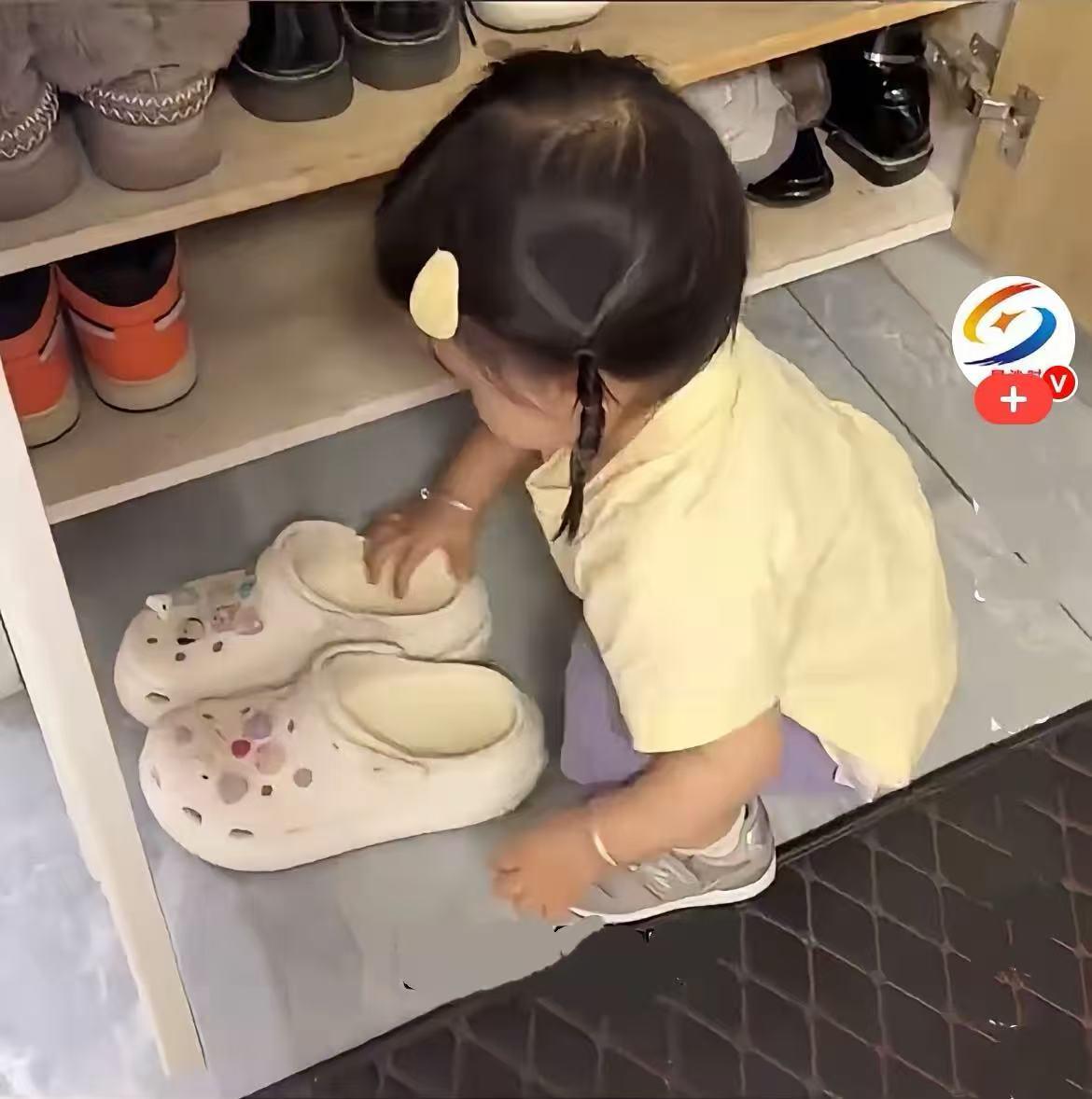 一2岁的小女孩在玩，妈妈随口一问：“你爸爸找了一个多月都找不到的耳机，你有没有看