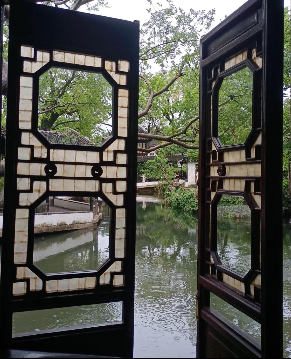 看得见风景的窗，江南园林窗景，一步一窗，一窗一景，色彩和图案搭配巧妙，可以永远相