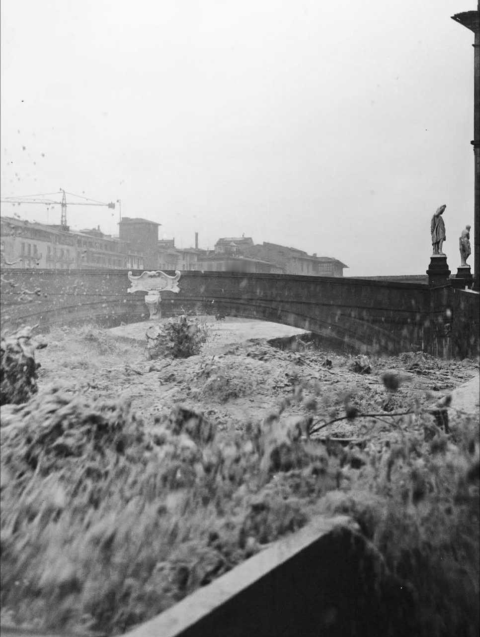 【来自投稿】1966年11月4日 意大利佛罗伦萨阿诺河河水泛滥，淹没了整个城市，