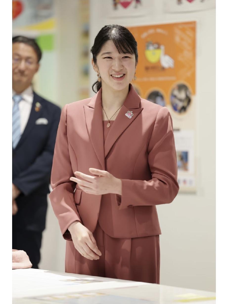 惊艳了！
10月18日，爱子公主访问了鸟取县仓吉市的鸟取县立美术馆！
爱子公主自