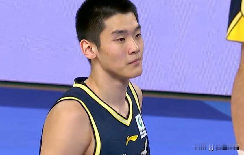 杜锋今天终于开窍了！放弃张皓嘉，让王洪泽上首发，陈家政、张昊两人也得到了上场时间