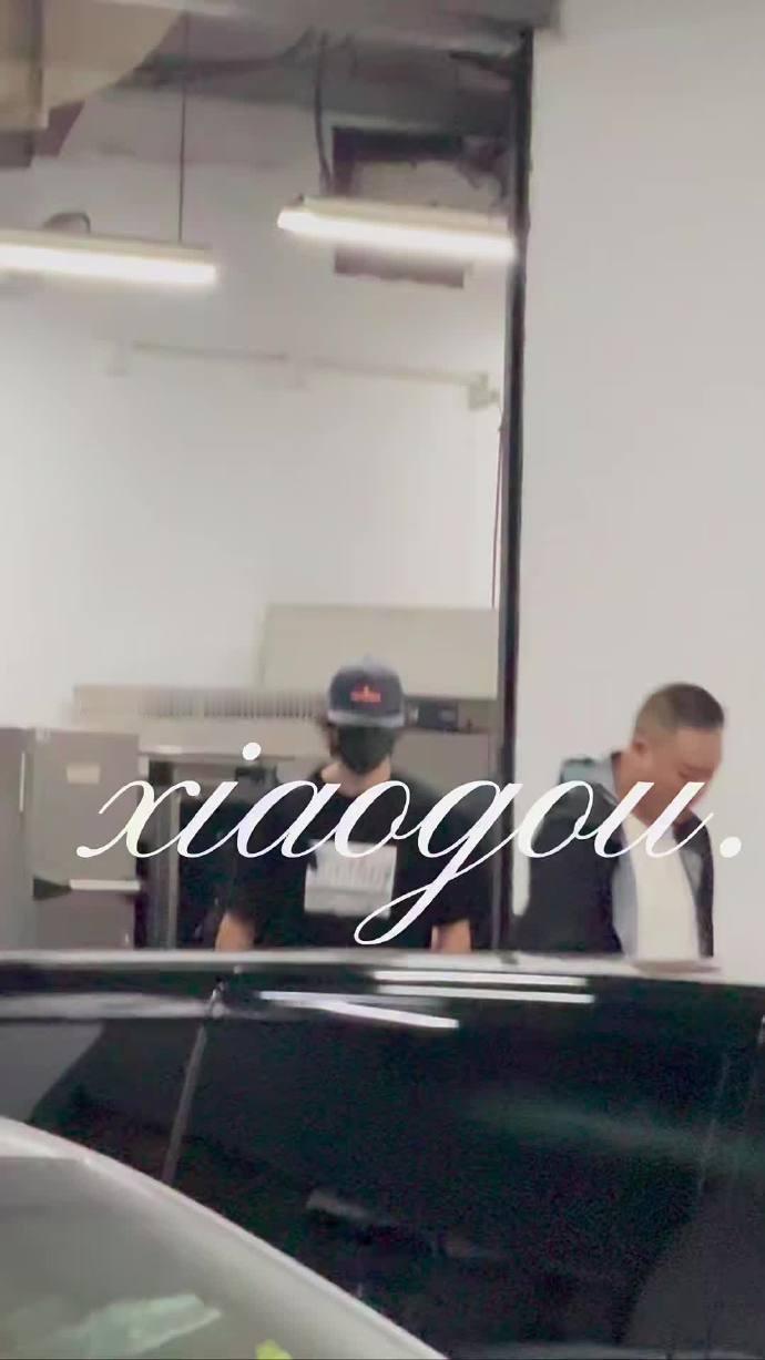 王一博上海罗意威活动上班  王一博卷毛休闲装上班look 王一博上海罗意威活动上