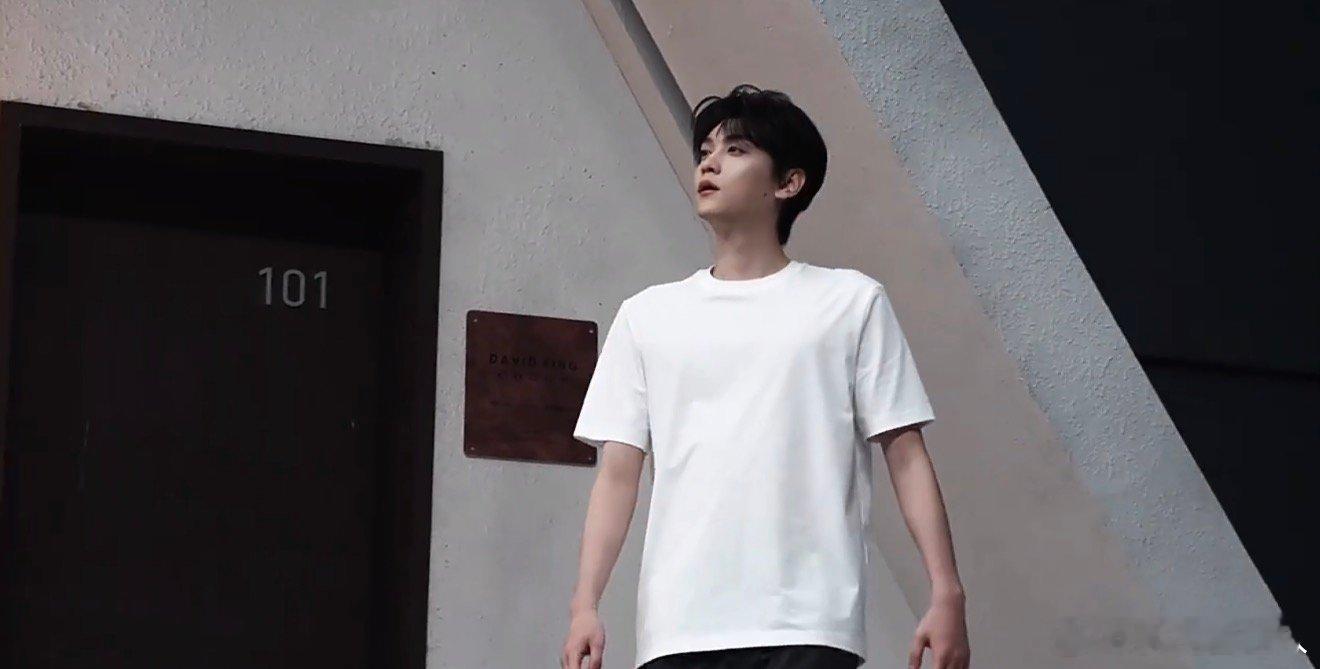 田栩宁简约与优雅在日常中舒展田栩宁猫人拍摄花絮 田栩宁猫人拍摄花絮，来看看 