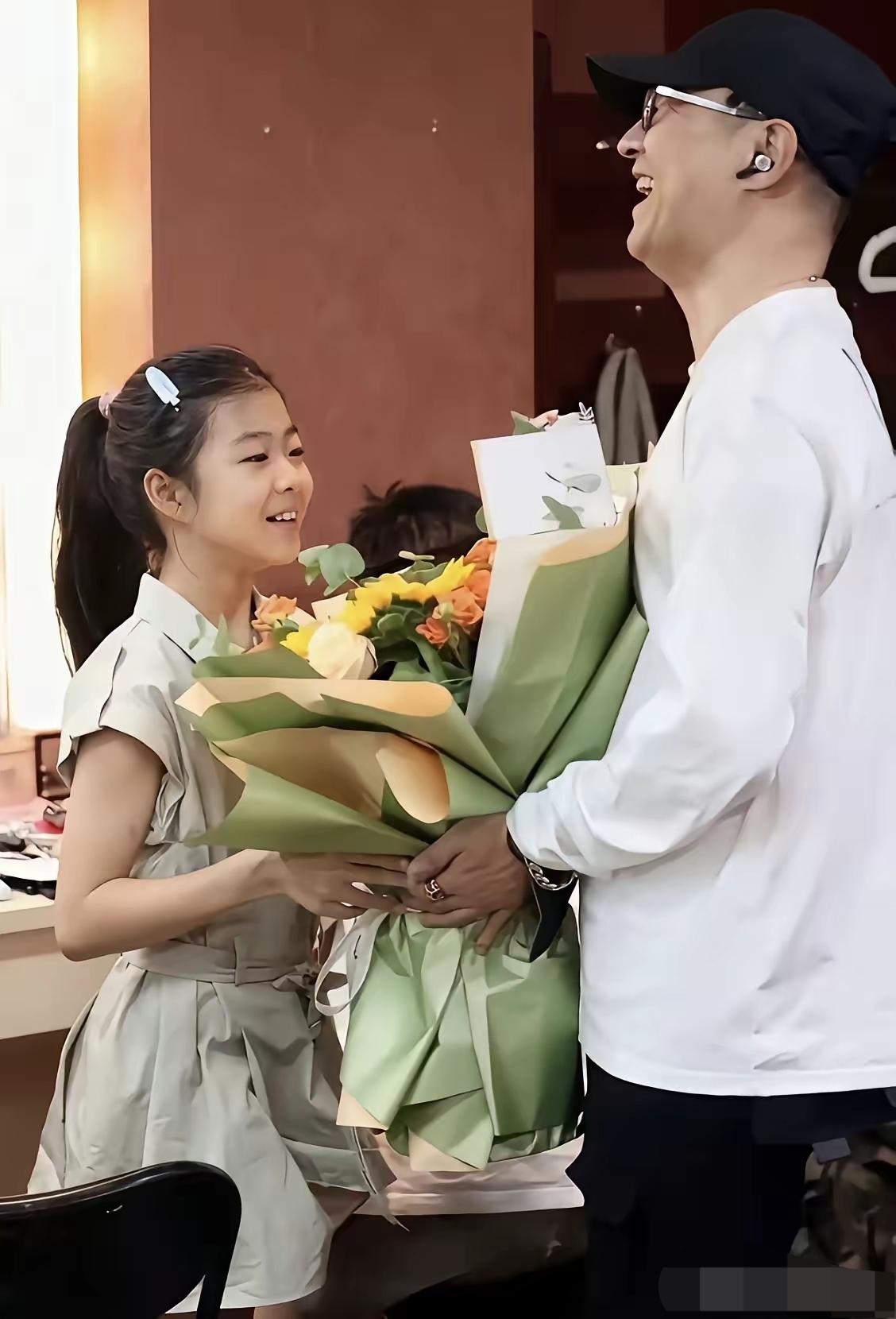 汪峰虽然花，对女儿的付出，比谢霆锋强一百倍，是个好父亲。