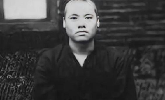 1941年，神偷“赛狸猫”藏在洞房天花板上，等新郎半夜外出撒尿，他“哧溜”一下钻