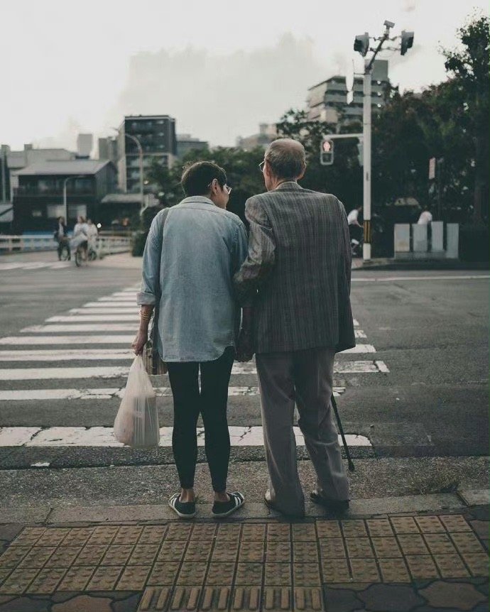我对舒服关系的理解：首先是不需要任何刻意的迎合和维持，其次是可以毫无保留的把自己