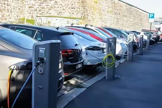 现在的挪威已和中国深深绑定在一起，绑定的方式就是中国的电动汽车。

而挪威和中国