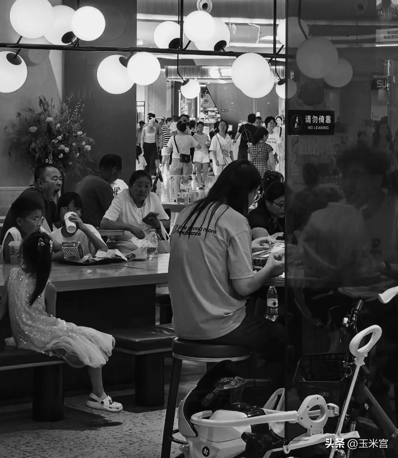 被定格玻璃后的瞬间，才是真实的生活，我们终其一生追求的“幸福生活”，可能就是此刻
