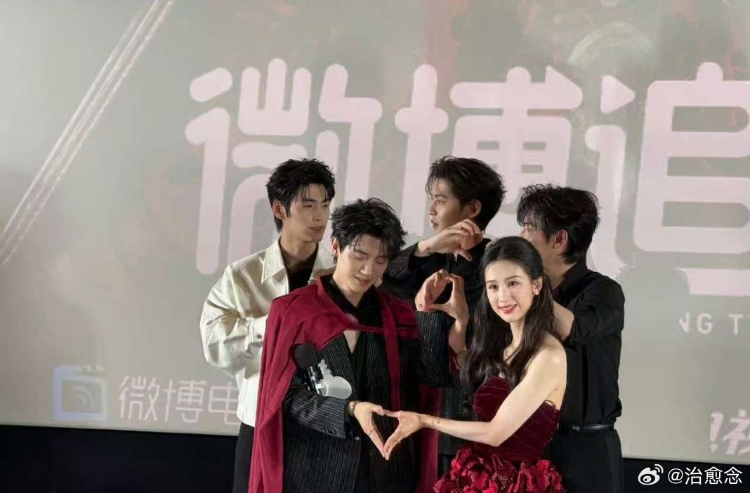嘟嘟和她的四个男模《翘楚》名场面氛围感拉满，👖互动画面甜度爆棚，别说观众了，连