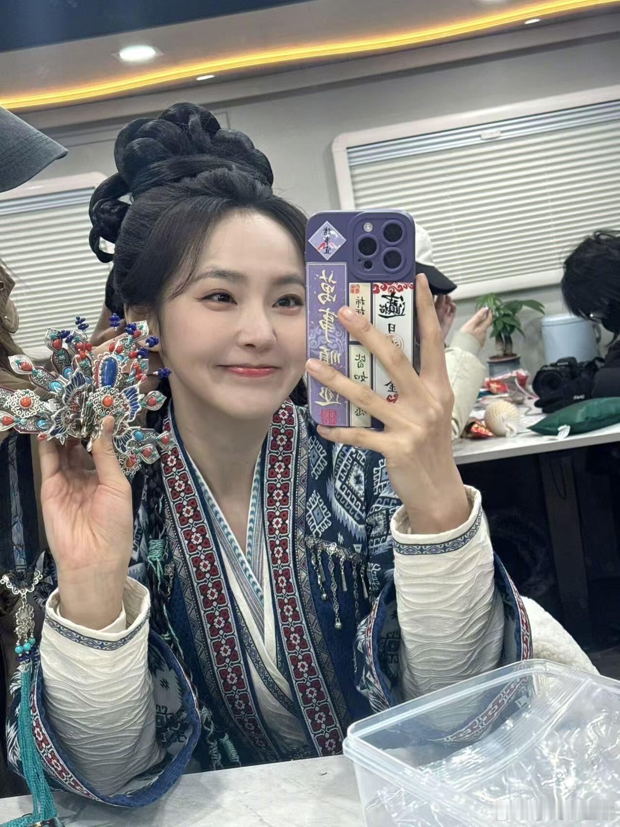 张佳宁的笑容，总是那么灿烂，仿佛能瞬间驱散所有疲惫，让人感受到无尽的温暖。她的甜