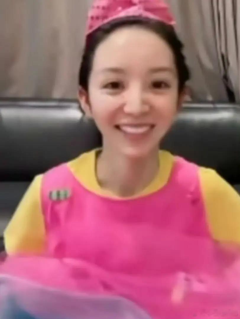 这就是田曦微粉丝要的无刘海吗？感觉有点吓人啊 