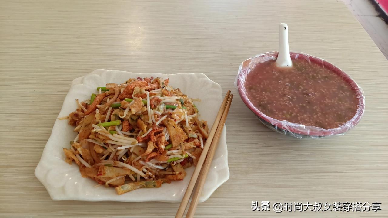 今天在郑州火车站附近吃的午餐，炒饼丝和稀饭，火车站东广场的小饭馆这边的饭菜不贵，