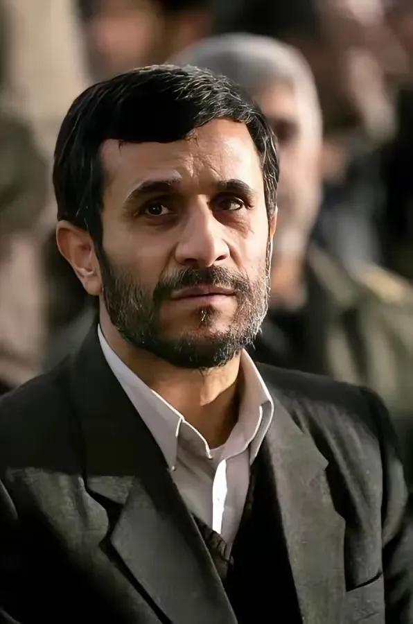 伊朗黑客公开了，
驻中东数千美军的个人信息！
据伊朗法尔斯通讯社28日报道，伊朗