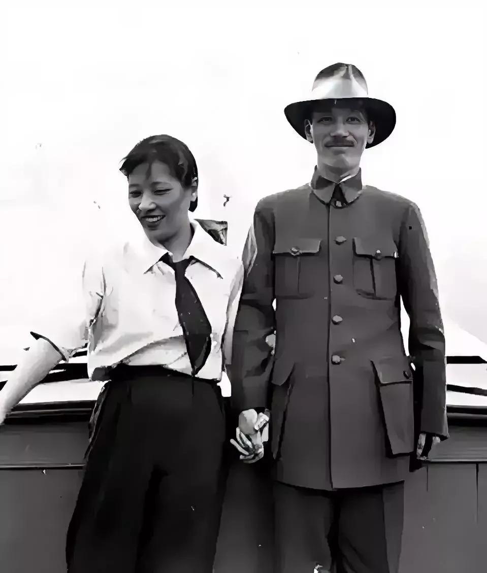 1927年，新婚燕尔的蒋中正，手挽着夫人宋美龄，留下一张珍贵留影，镜头中俩人脸上