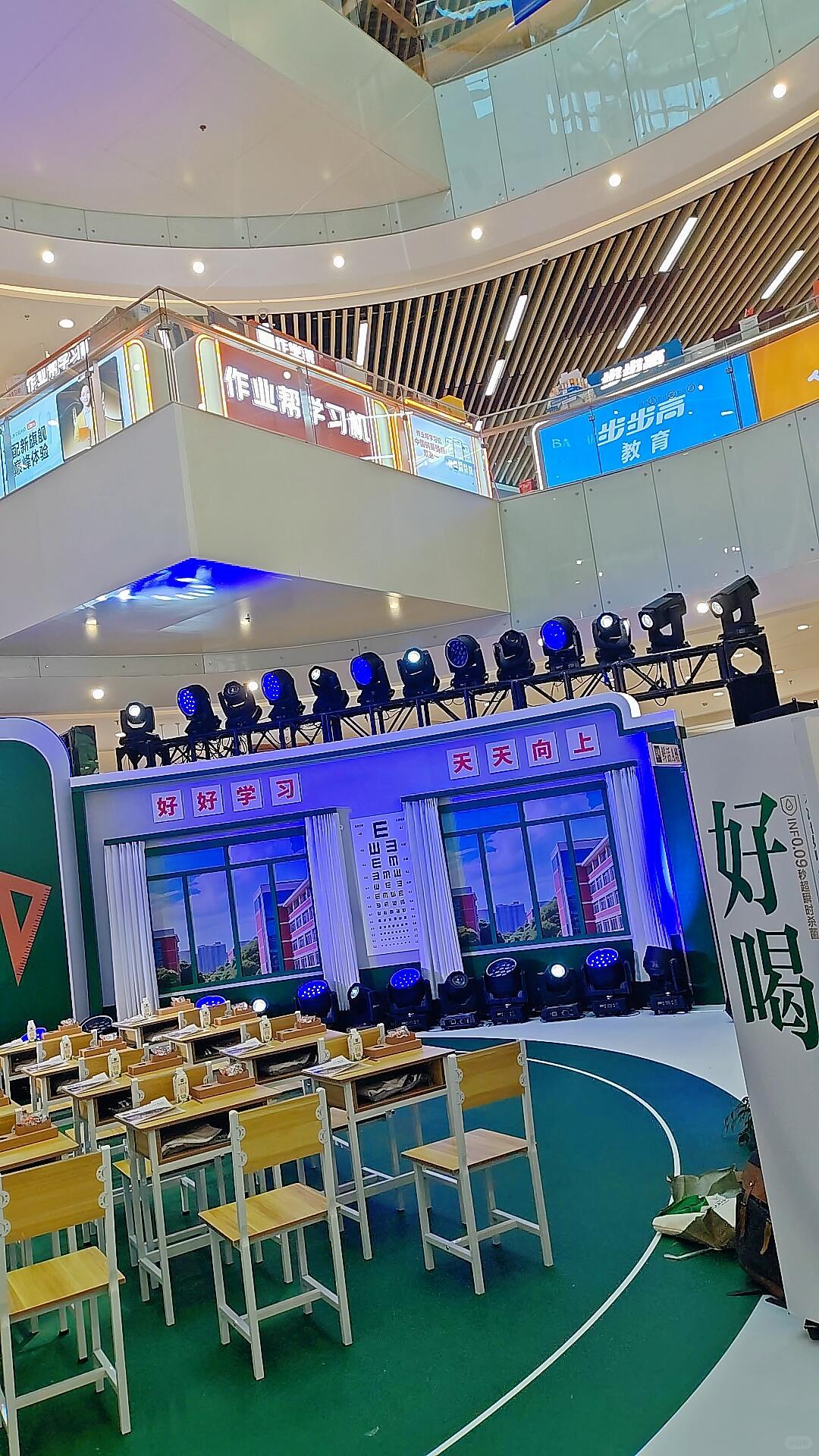 今天上海静安大融城金典偷喝小赛的现场布置挺漂亮的樊振东金典品牌代言人 