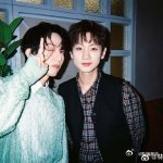 梦幻般的同框啊！林宥嘉和汪苏泷的合照中，浅绿毛衣与格纹内搭的穿搭尽显优雅气质。他