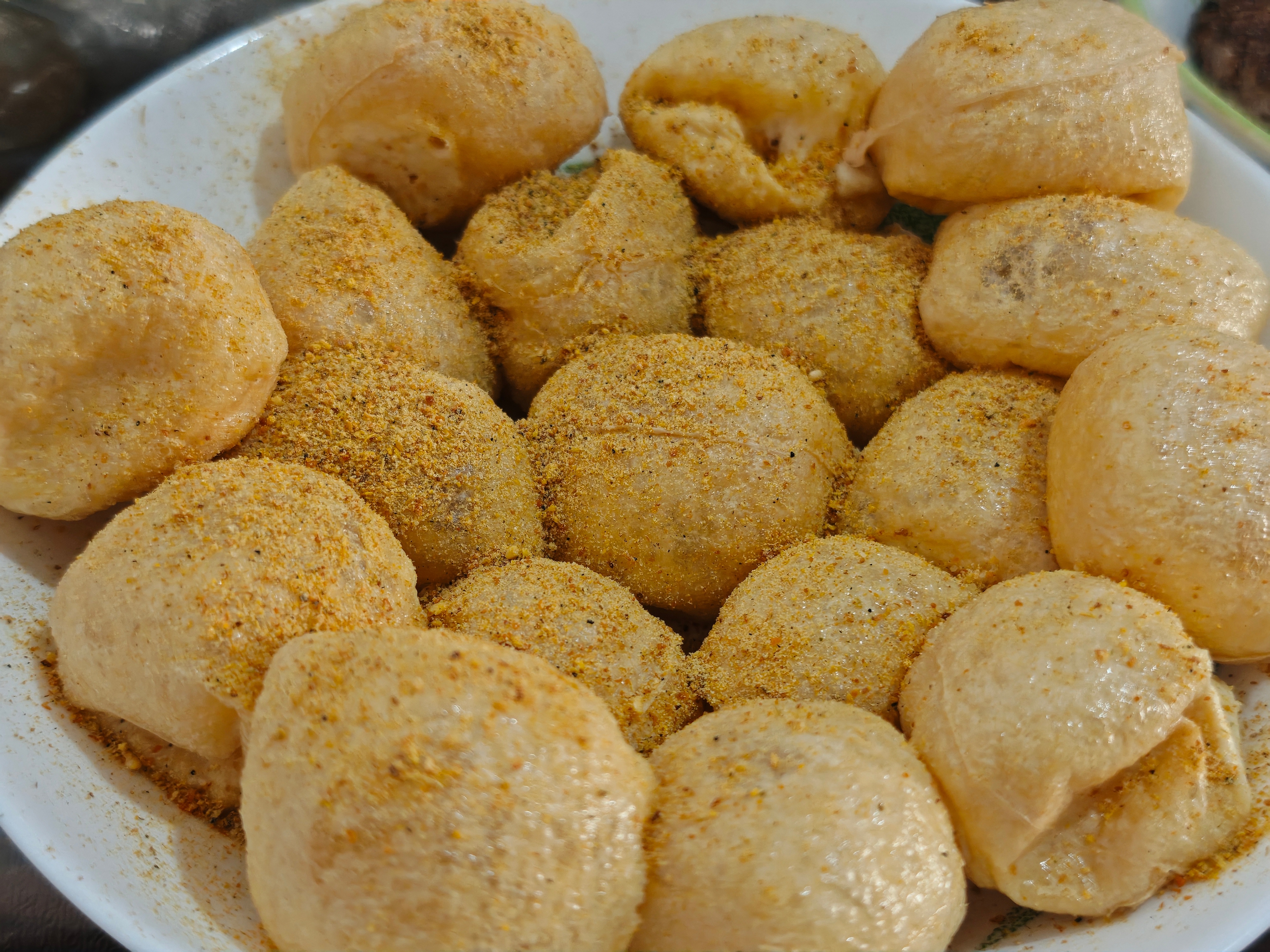 今天清明节，做了个汉堡肉饼，撒上黑胡椒，罗勒，迷迭香。烤了奇井豆腐。美美哒~ 