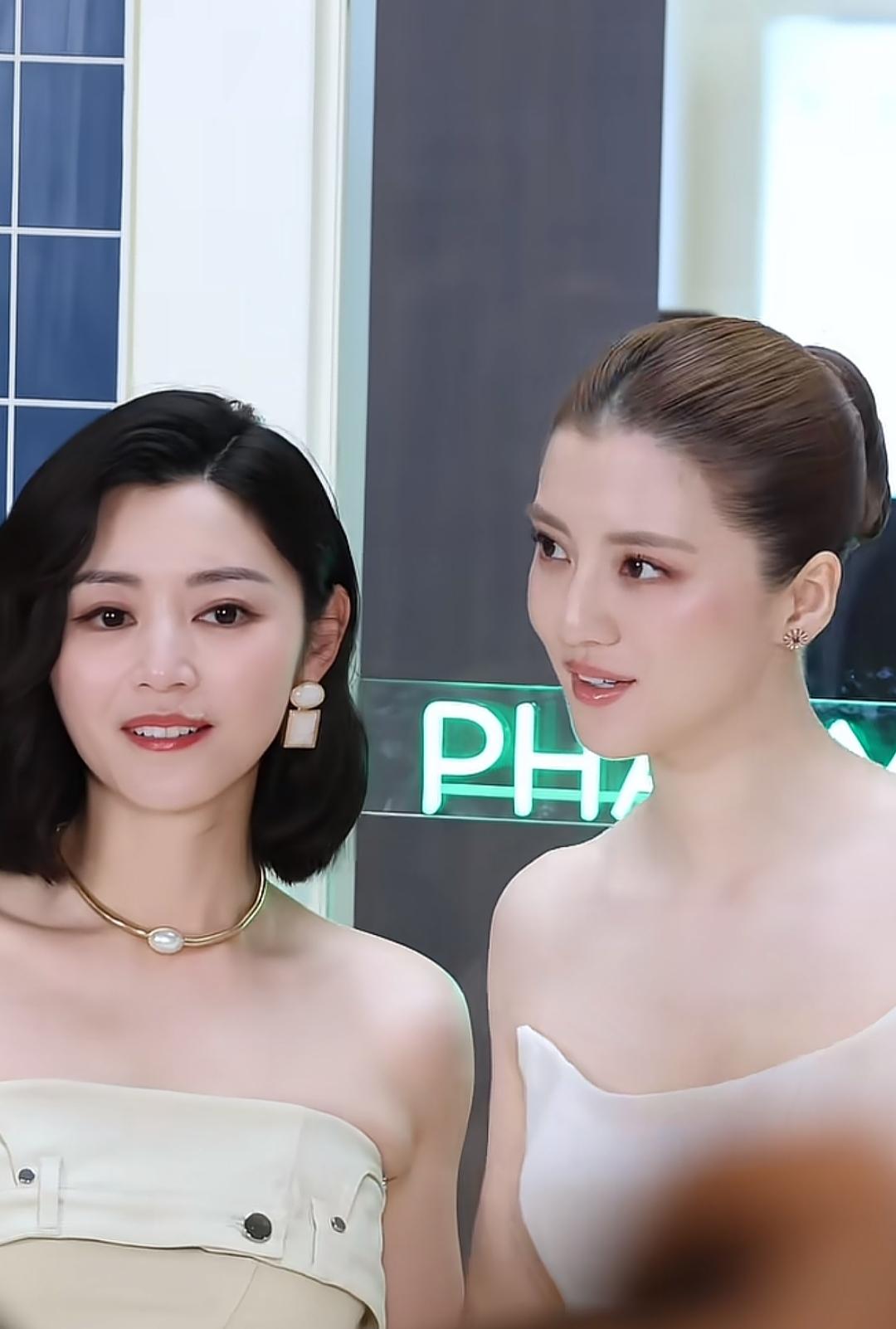 两美同框，美得确实让人心醉……
卫诗雅我认识。旁边这位大美女是谁啊[笑哭][笑哭