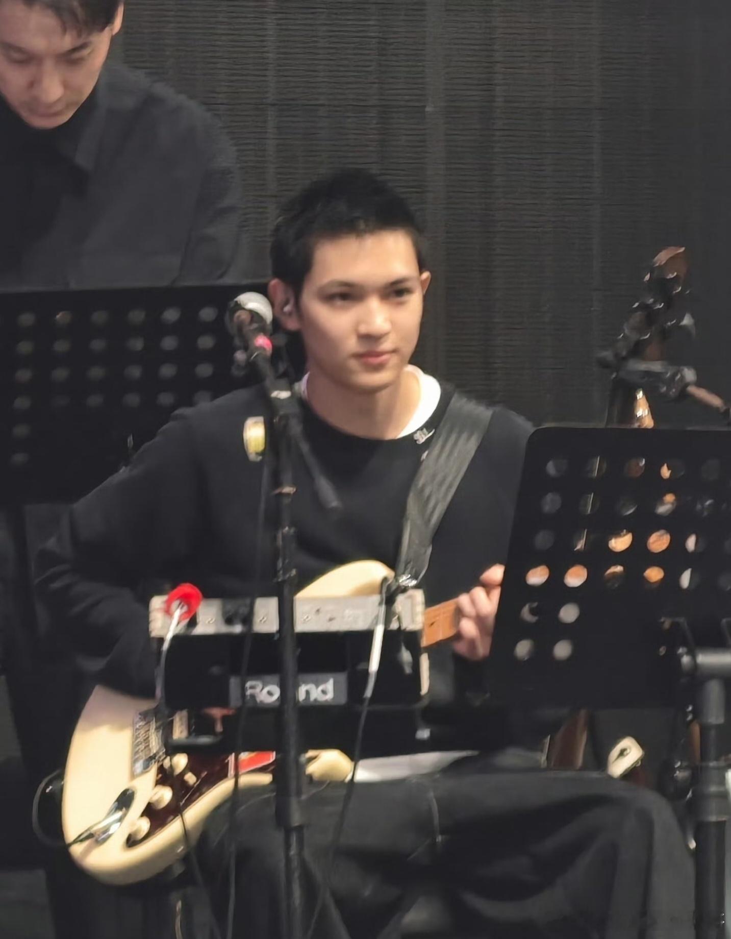 张智霖儿子担任演唱会吉他手张智霖袁咏仪儿子颜值 张智霖儿子担任演唱会吉他手，魔童