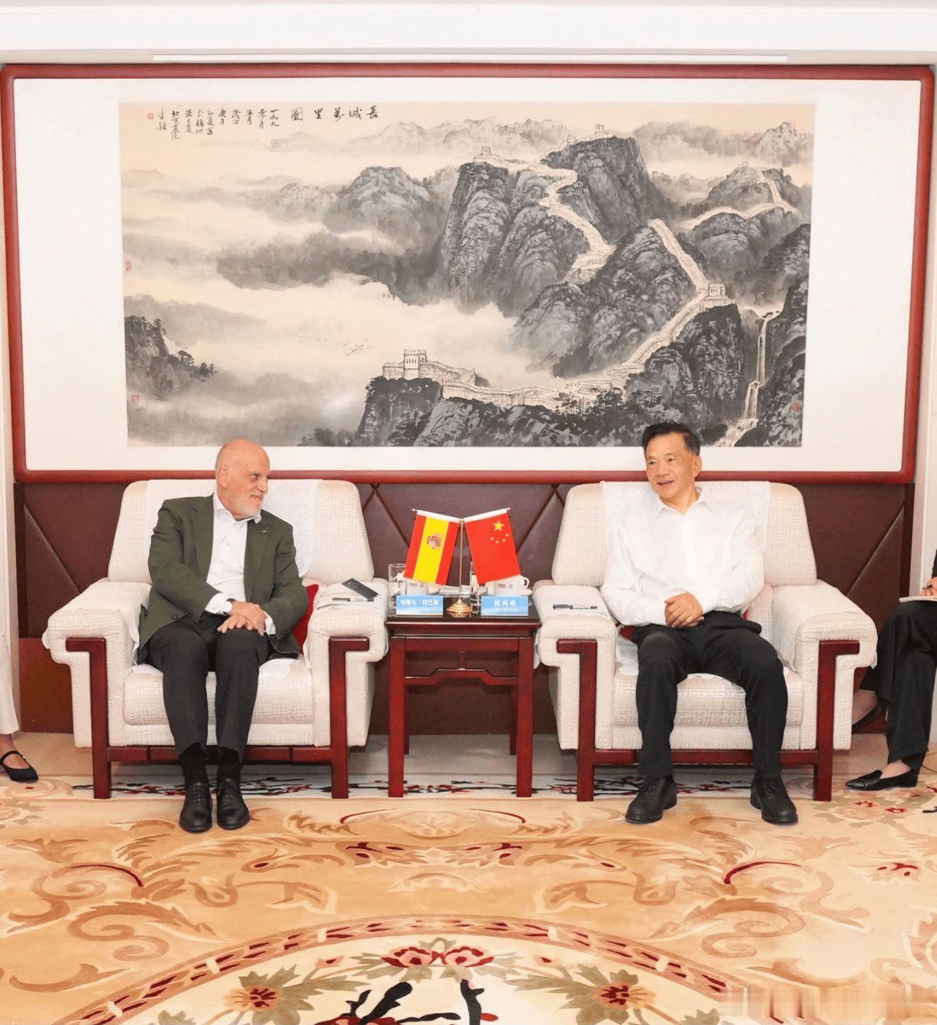 西班牙职业足球联盟主席特瓦斯目前在中国，接受了中央广播电视总台的接待。 特巴斯表