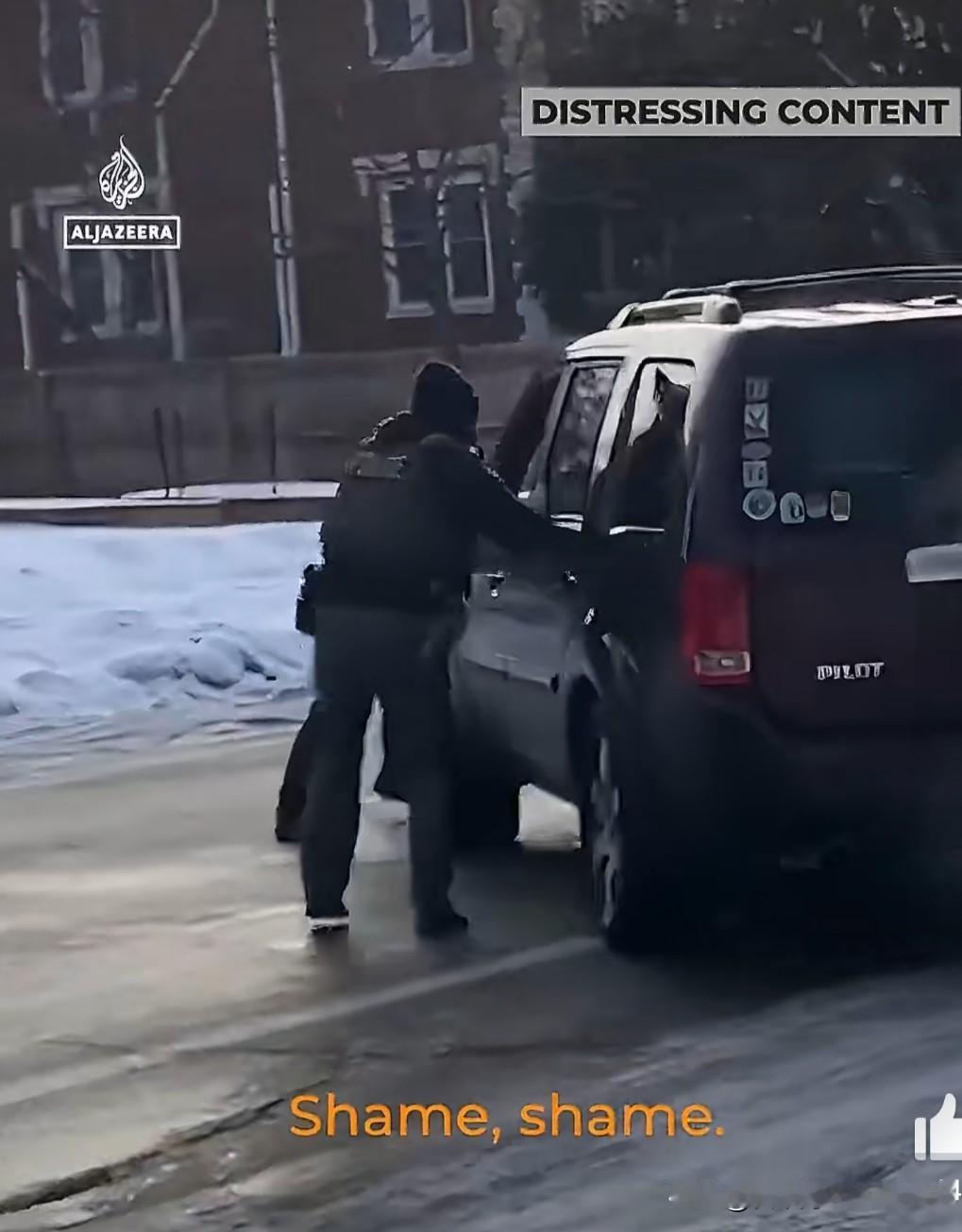 美国明尼苏达州被执法人员打死的女子丈夫在街头高呼: “他们连持有合法证件的人都抓