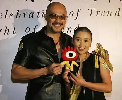 1994年，徐锦江到云南拍戏，看到一位路过的女兵，心动不已，他跑去对女兵说：我是