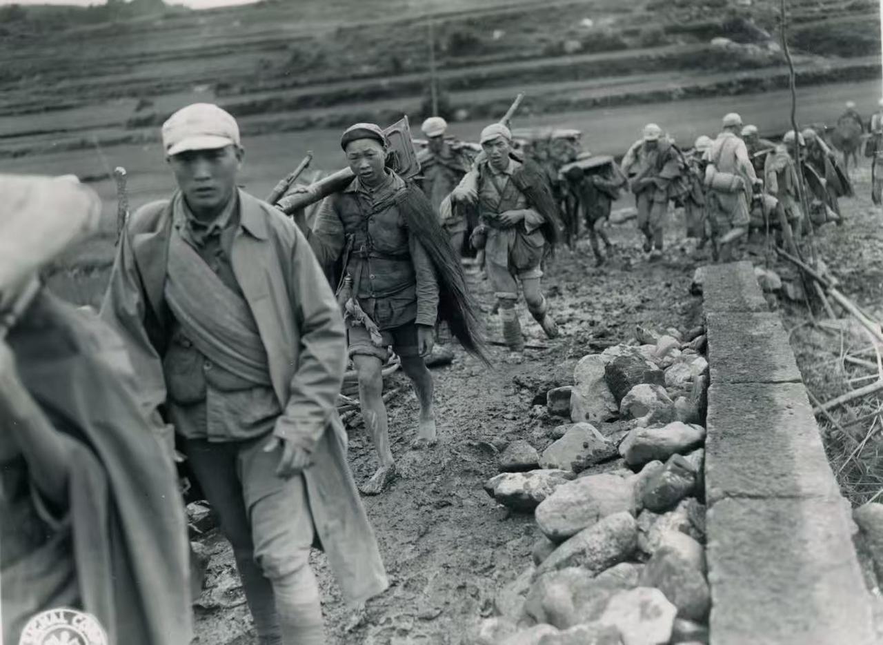 1944年8月，国军‌新编第28师步兵正在过浮桥，此行前往在川南自贡彭庙地区接替