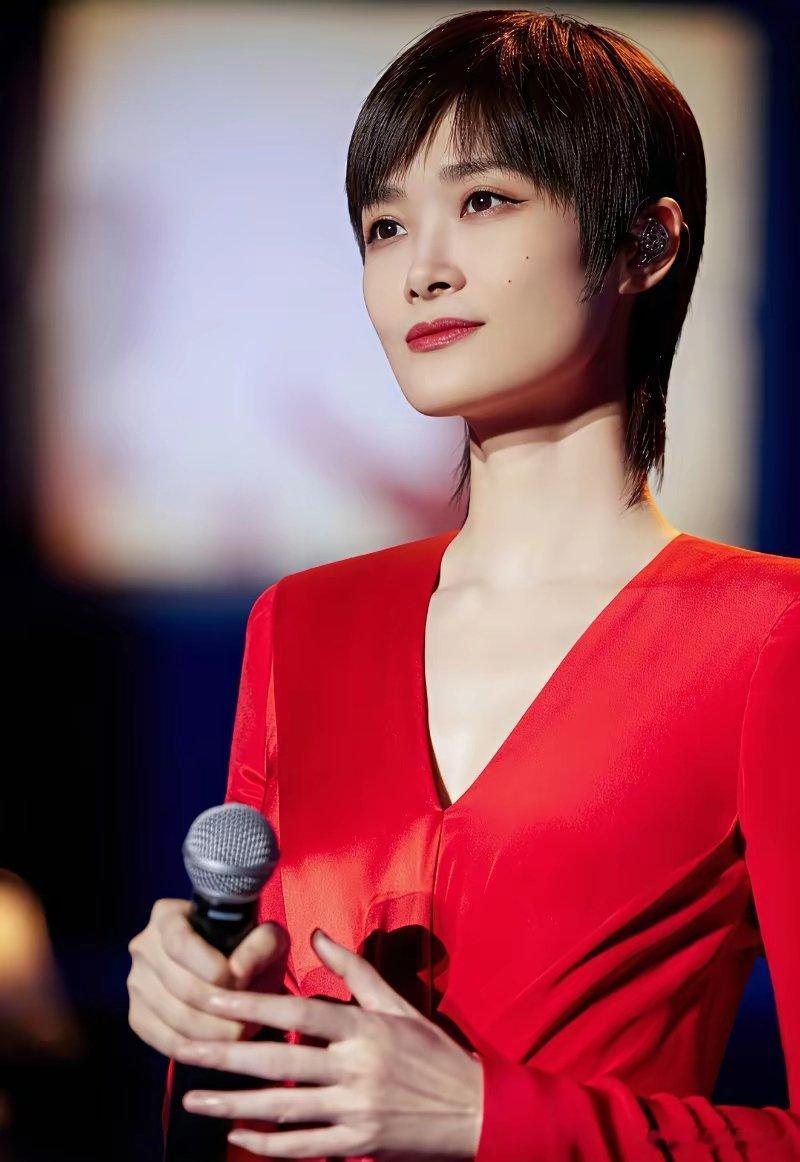 这个世界有太多的东西是我们看不懂的       李宇春，超女冠军。有什么成名作品