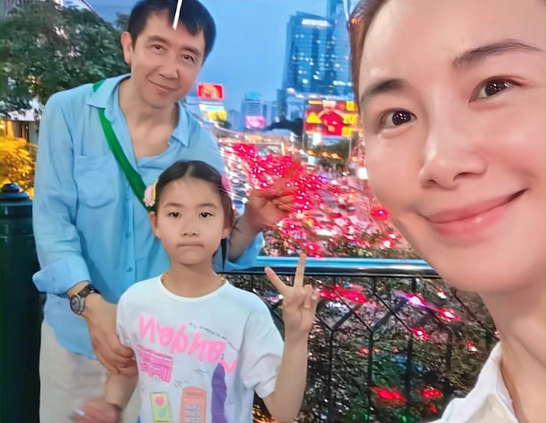 李小冉前男友，梅婷前夫鄢颇高调晒一家三口五一假期游玩合照，57岁的鄢颇再婚娶了个